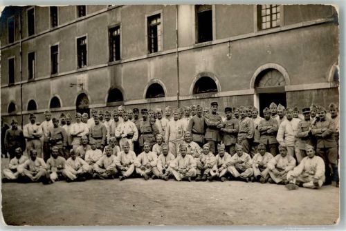 Eine große Gruppe Soldaten im Kasernenhof WK I