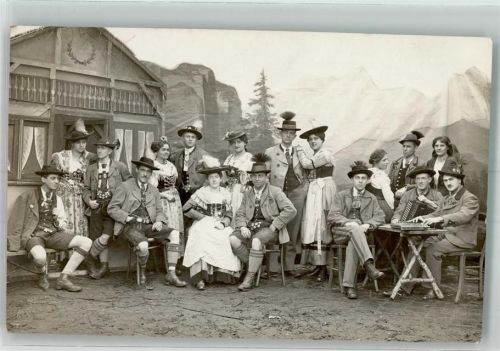 Nürnberg Bayrisches Bauerntheater in Tracht mit Zither und Akkordeon Ort lt. Fotograf Schönberger