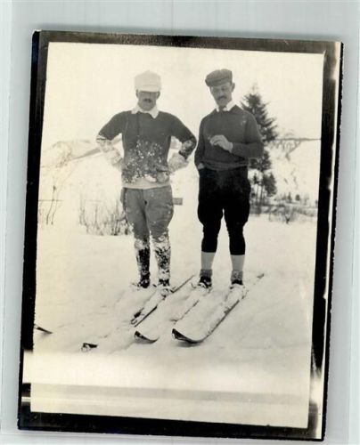Zwei Männer im Winter auf Skiern