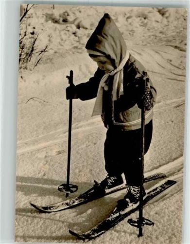 Kleines Kind auf Skiern Neujahr Fotograf Darr VEB Bild und Heimat