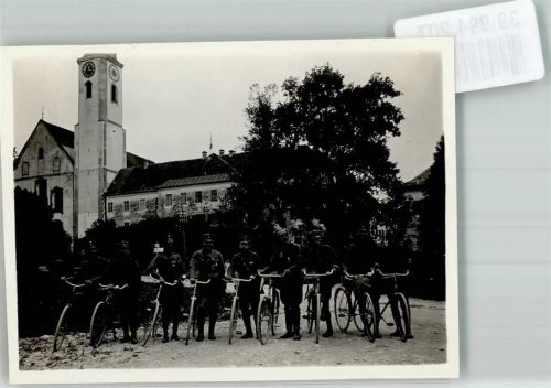 Eine Gruppe uniformierter Männer mit ihren Rädern Foto KEINE AK