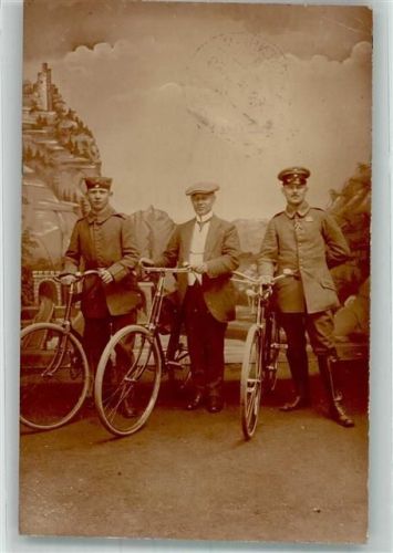 1915 Mann mit zwei Landsern in Uniform und ihren Rädern im Fotostudio Privatfoto AK Feldpost WK I Meckenheim