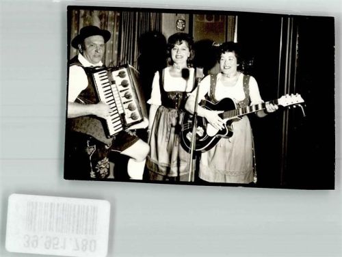 Lam Gesangstrio in Tracht mit Akkordeon und Gitarre im Cafe Mariandl Foto Original aus Archiv eines Ansichtskartenverlags Ort handschriftlich