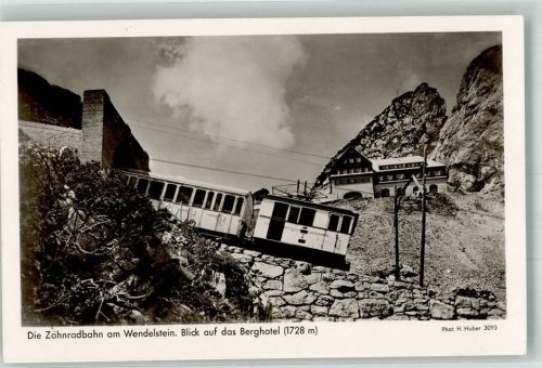 Wendelstein Die Wendelsteinbahn unterhalb des Hotels bei der Einfahrt in den Schwaigerwand-Tunnel Fotograf Hans Huber Hüttenstempel Wendelsteinhaus