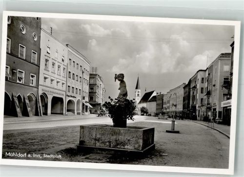 Mühldorf Stadtplatz mit Brunnen und Frauenkirche
