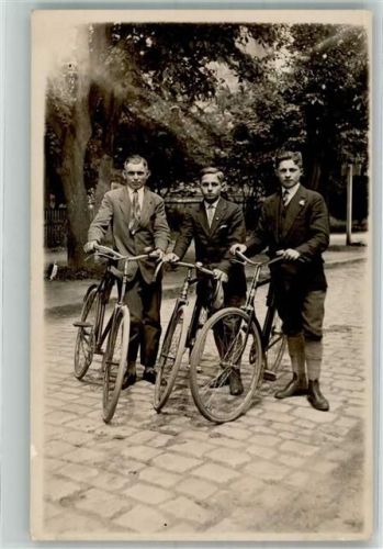 1928 Drei junge Männer mit ihren Rädern