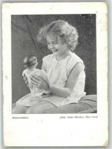 New York City Kleines Mädchen mit seiner Puppe Ort lt. Fotograf Anne Shriber Exterikultur Gesundheits- und Schönheitspflege