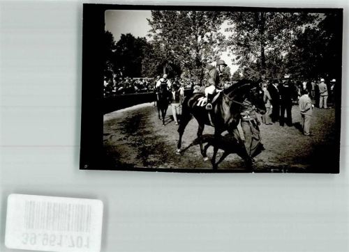 76473 W7557 Iffezheim FOTO KEINE AK Führring der Galopprennbahn Foto Original aus Archiv eines Ansichtskartenverlags Ort handschriftlich