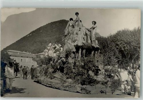 Geschmückter Wagen eines Festumzuges in Südeuropa