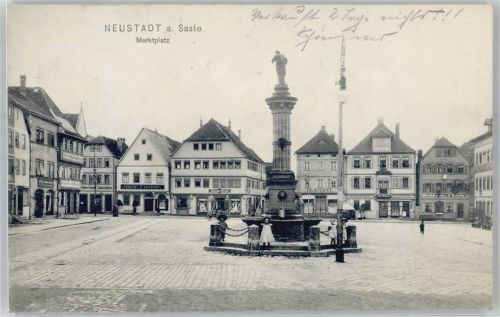Neustadt Marktplatz mit Denkmal