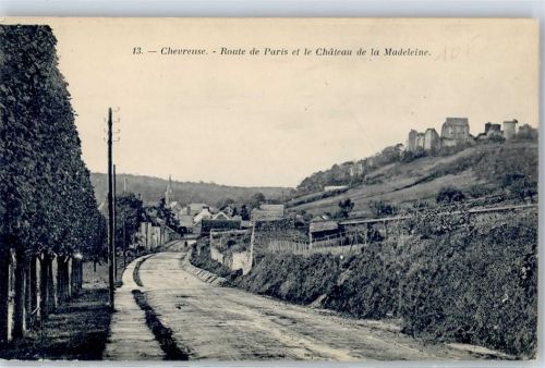 Chevreuse Route de Paris et le Chateau de la Madeleine