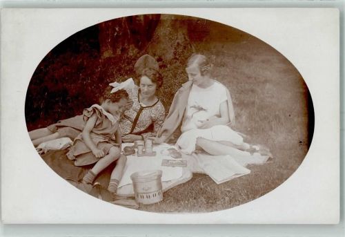 Frau Mädchen Picknick Decke Geschirr Schokolade Naturfreunde Foto AK