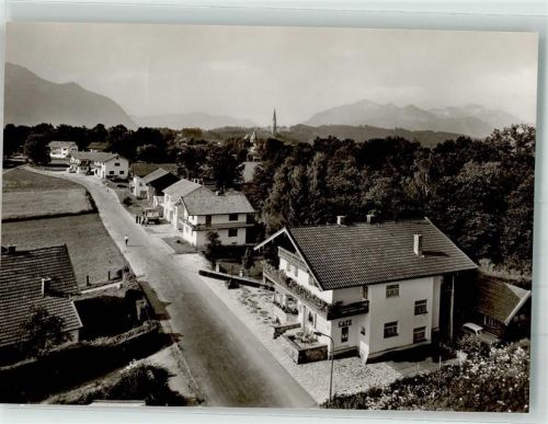 Feldwies Dorfstraße mit St. Nikolaus Kirche im Hintergrund