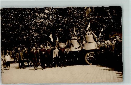 Glocken Wagen Fahne Blumen Zuschauer