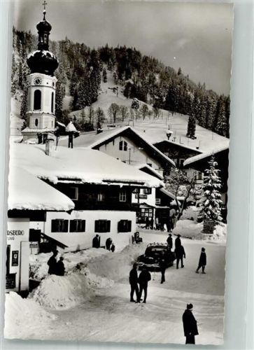 Reit im Winkl Dorfstraße mit Pfarrkirche St. Pankratius im Winter Mercedes