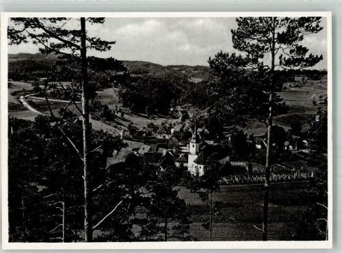 Obertrubach Panorama des Ortes mit der Pfarrkirche St. Laurentius und Friedhof