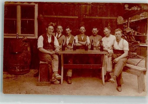 Arbeiter eines Sägewerkes beim Feierabendbier