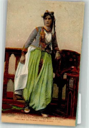 Die schöne Fatma in landestypischer Tracht