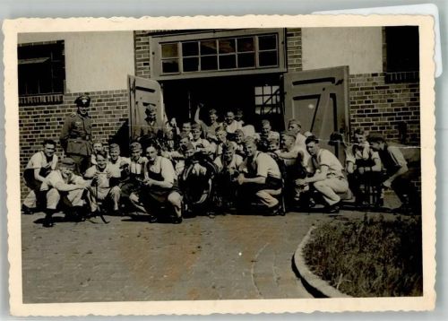 Landser bei einer Gruppenaufnahme vor dem Kasernentor Foto KEINE AK