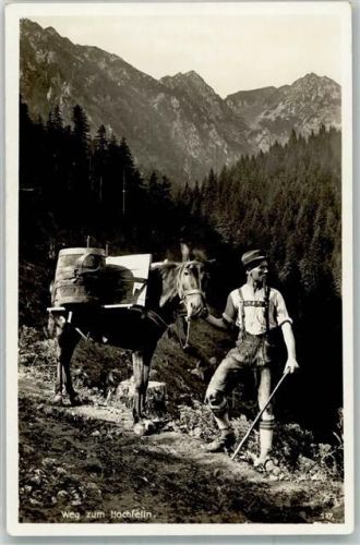 Hochfellnhaus Mann in Tracht mit Esel auf dem Hochfelln Fotograf Grainer Hüttenstempel