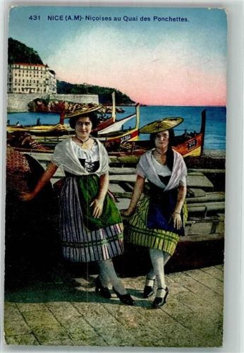 Nice 1930 Zwei junge Frauen im Hafen in ortsüblicher Tracht