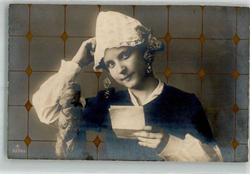 1906 Junge Frau am Spinnrad mit gestickter Mütze AL 3235/3