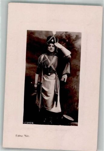 1908 Portrait von Edna May in Husarenuniform Passepartout