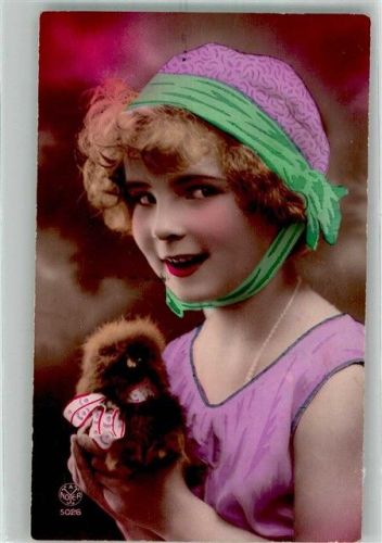 1927 Französisches Mädchen im lila Kleid mit kleinem Stofftier Nr. 5026