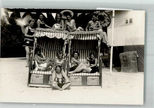 Junge Frauen in zwei Strandkörben