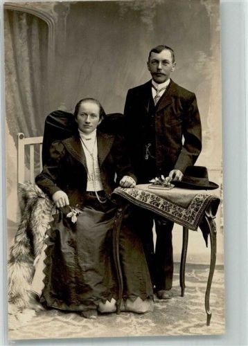 Junges Paar in hochgeschlossener Kleidung im Fotostudio