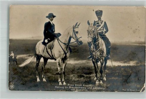 1914 Prinz Ernst August in Husarenuniform mit Gemahlin zu Pferde Fotograf Berger NPG 4619