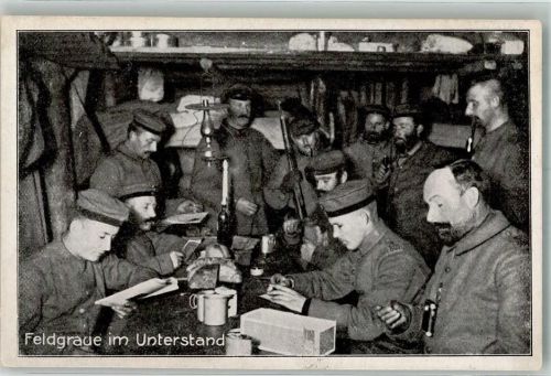 Landser in Uniform bei diversen Tätigkeiten im Unterstand WK I