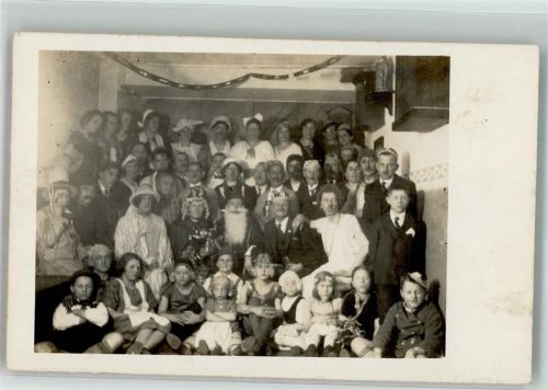 Eine gemischte Gruppe Kinder Herren und Frauen in Kostümen