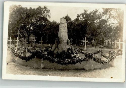 1915 Kriegerdenkmal auf einem frisch angelegten Soldatenfriedhof WK I