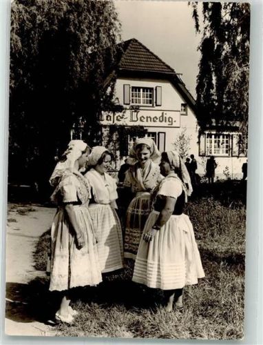 Lübbenau Junge Frauen in Tracht vor dem Cafe Spreewald Fotograf Darr VEB Bild und Heimat