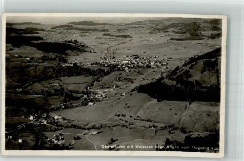 Oberstaufen Fliegeraufnahme des Ortes mit Kirche St. Peter und Paul und Weissach