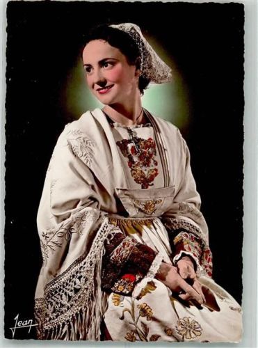 Plouguerneau Junge Frau in Tracht aus der Bretagne aus dem Bezirk Finistere Fotograf Jean