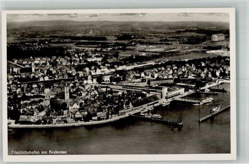 Friedrichshafen 193 Fliegeraufnahme des Ortes mit Hafen Nikolauskirche und Hafenbahnhof