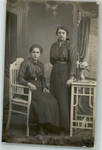 Neustadt Zwei junge Frauen im gleichen Kleid im Fotostudio Ort lt. Fotograf Alwin Teich