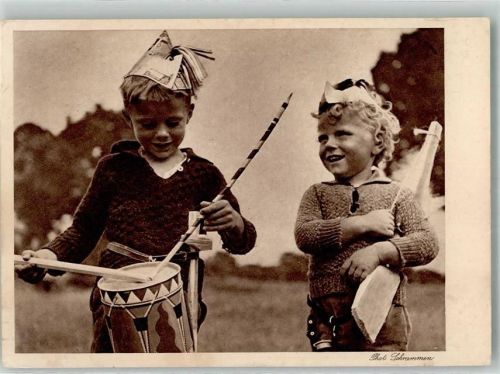 Zwei kleine Jungs mit Trommel und Holzflinte Fotograf Schrammen