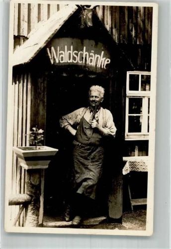 Gastwirt mit Pfeife vor dem Gasthaus Waldschänke