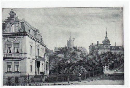 Pößneck mit Bernhardstrasse und weissen Turm gelaufen von 1908 kleiner Knick oben rechts und oben und unten links, Ecken mit Albumabdrücken, leicht fleckig, sonst gut erhalten.