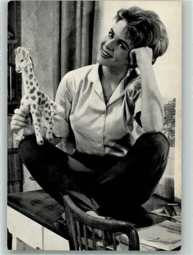 Portrait von Conny Froboess mit Stoffgiraffe