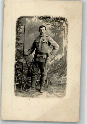 Landser in Uniform im Fotostudio