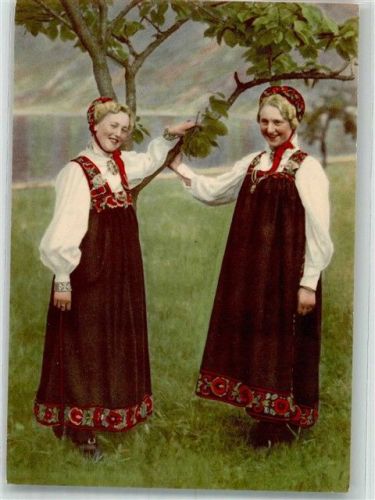 Zwei junge Frauen in Hallingdalsbunad Fotograf Normann