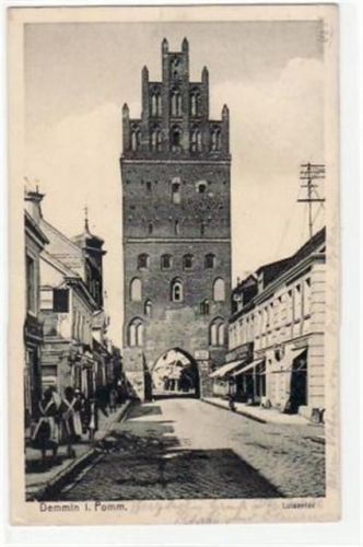 Demmin i. Pomm. mit Luisentor. Postalisch gelaufen mit Poststempel. Die Marke fehlt. Abdruck vom Stempel oben links, sonst gut erhalten.