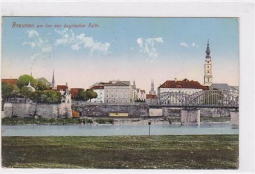 AK von Braunau am Inn. Teilansicht von der bayrischen Seite aus gesehen gelaufen am 01.07.1915. leichte Eckabschürfungen, leicht fleckig, sonst gut erhalten. PLZ 5280.
