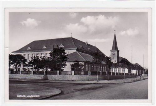 Lautawerk mit Schule gelaufen von ca. 1940 kleiner Knick am rechten Rand in der Mitte, kleiner Riß am linken Rand in der Mitte, sonst gut erhalten.