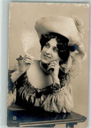 1910 Elegante junge Frau mit Zigarette Hutmode
