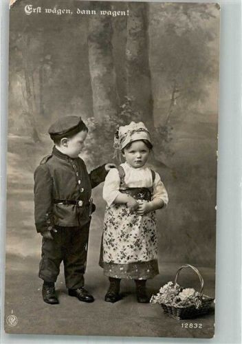 1916 Junge in feldgrauer Uniform mit kleinem Mädchen Kinderpoesie NPG 12832